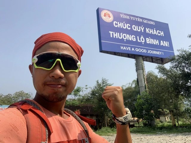  Chàng trai bán hàng online Sài Gòn đi bộ xuyên Việt 56 ngày với 0 đồng, chia sẻ kĩ năng kinh doanh để xin tá túc nhà dân qua đêm