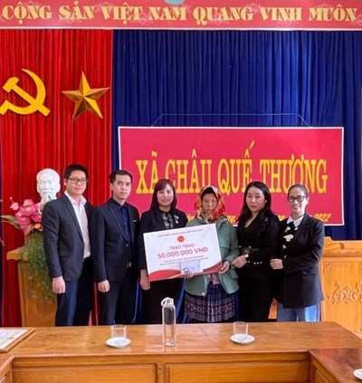 Cộng Đồng Doanh Nhân Việt Nam VCEO Trao tặng 50 triệu đồng cho gia đình chị Lù Thị Dinh 