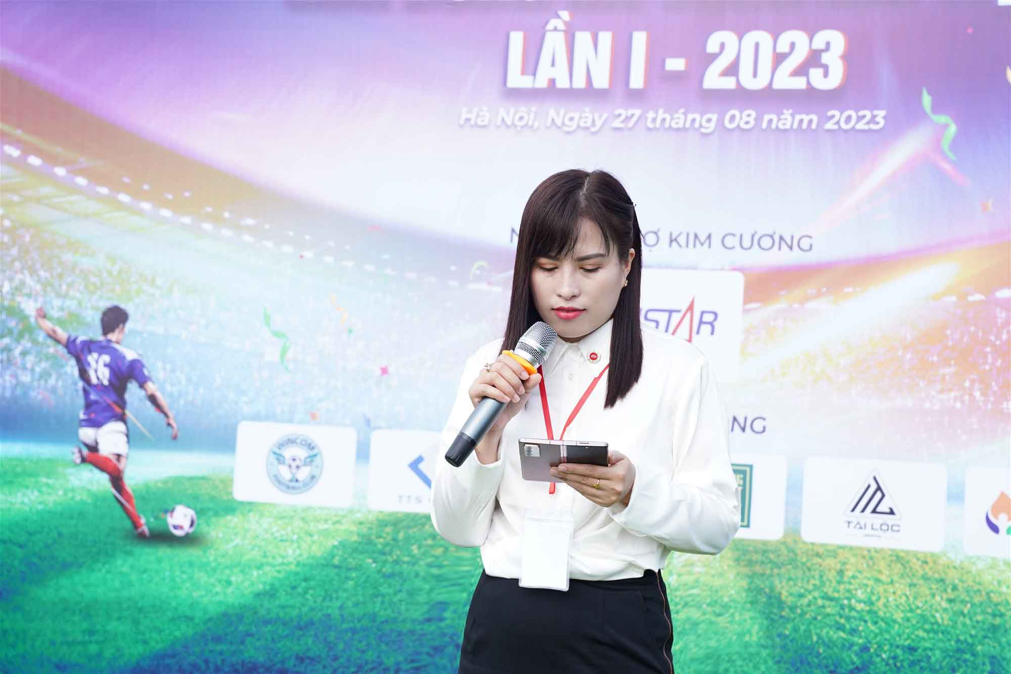 Bà Đặng Ngọc Anh - Nhà sáng lập và Chủ tịch VCEO Việt Nam phát biểu mục đích tổ chức Giải bóng 